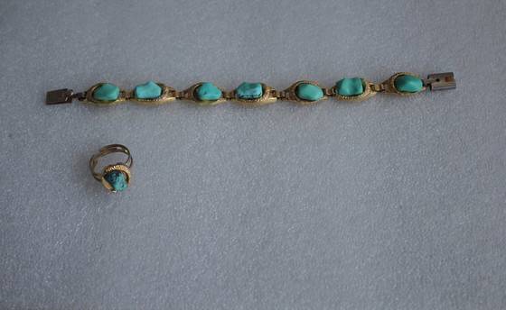 Image 1 of Vintage sieradenset bestaande uit een armband en een ring met turkoois op goudkleurig metaal.
