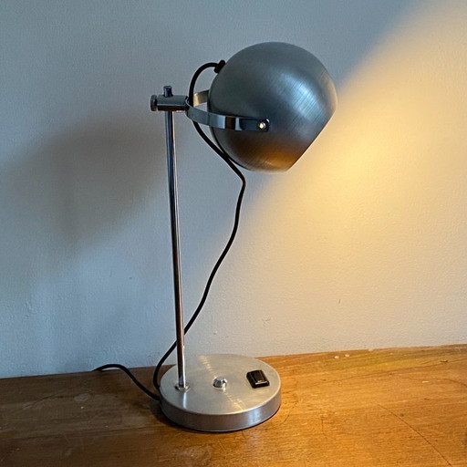 Oogbollamp. 1970. Geborsteld roestvrij staal.