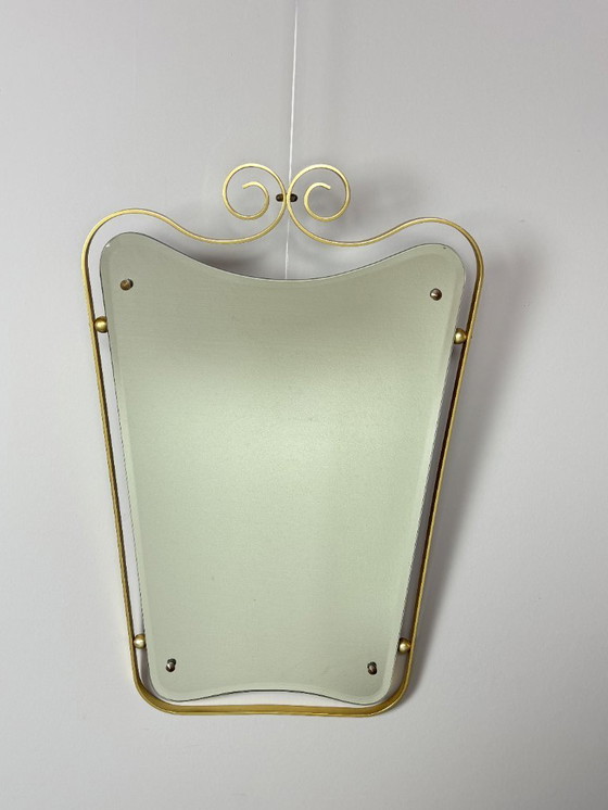 Image 1 of Grande specchio vintage con elegante cornice in ottone e vetro sfaccettato a forma libera, anni '60.