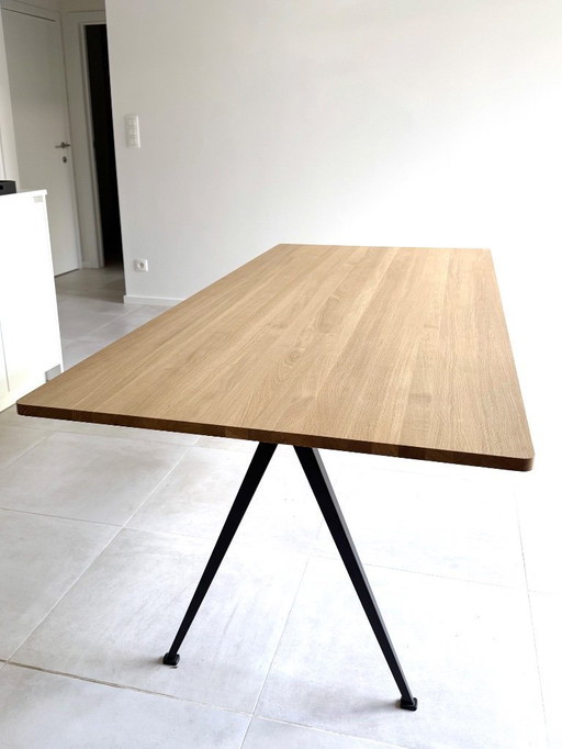 Table Hay Pyramid 02