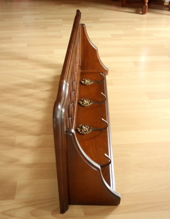 Image 1 of Armoire rockabilly en noyer des années 1950 avec étagère à chapeaux et 4 crochets en laiton - Vintage