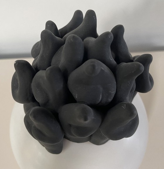 Bildhauerei mit schwarzen Figuren auf weißer Kugel, Keramik, Modern (Foto 6 von 7)