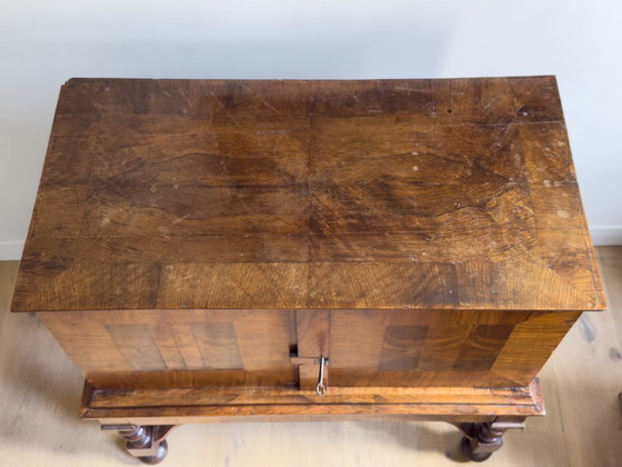 Image 1 of Elegante gabinete con patas en cruz de nogal del siglo XVII