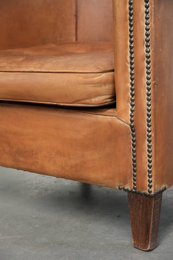 Heerlijke vintage schapenleren clubfauteuil in een mooie lichte cognac kleur met een prachtig patina en een (photo 11 of 14)