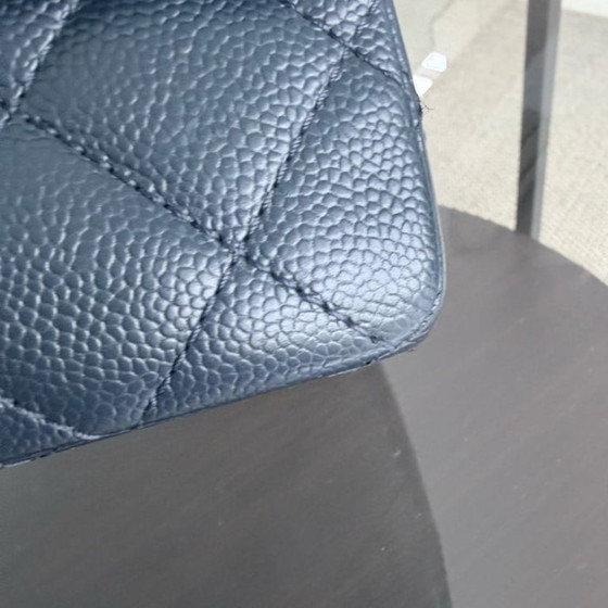 Image 1 of Chanel 2.55 Reissue 227 - Caviar trapuntato blu scuro, hardware in argento rutenio, serie 19