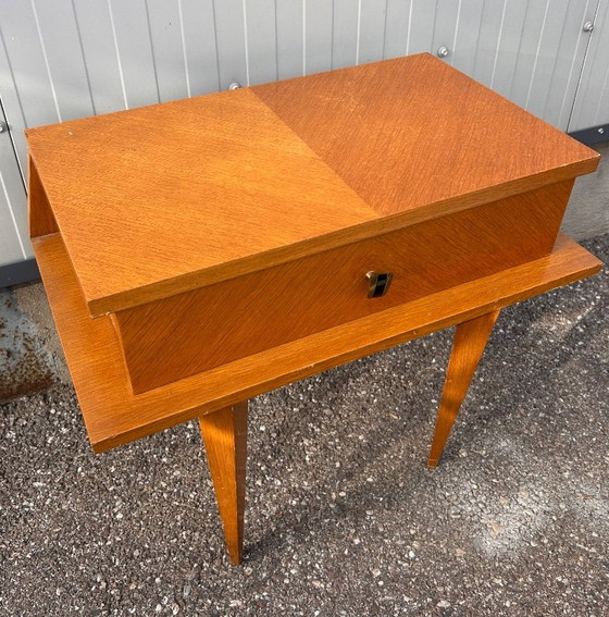 Modernist bedside table, 1950 – Wood (photo 2 of 5)