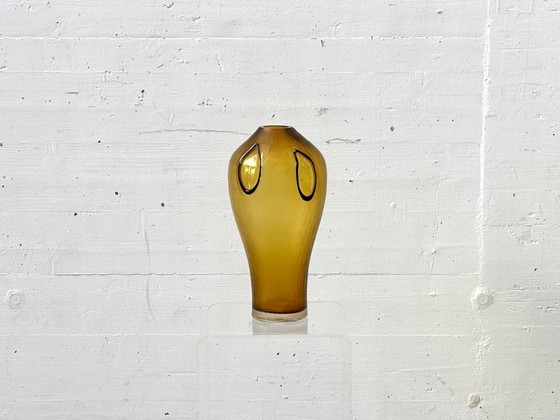 Image 1 of Vintage glazen vaas in honinggeel met aangebrachte decoratieve elementen, jaren 90.