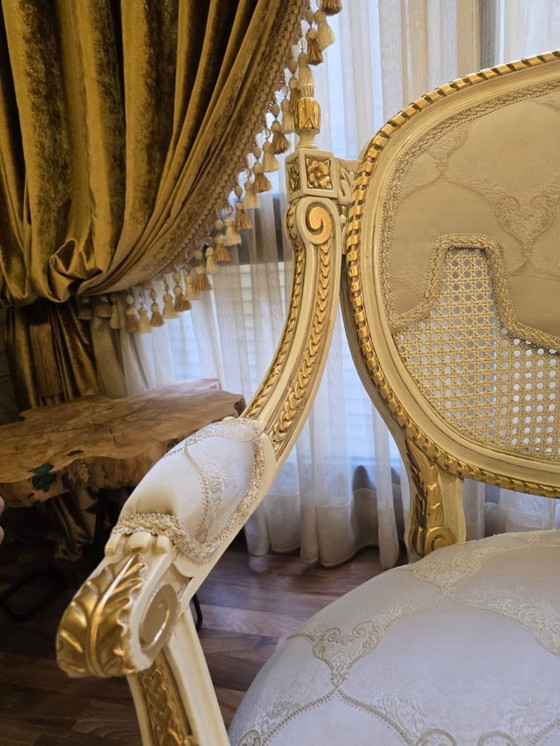 Image 1 of Salonsuite in verguld hout in Lodewijk XVI-stijl: bank, 4 fauteuils en 3 onyxtafels