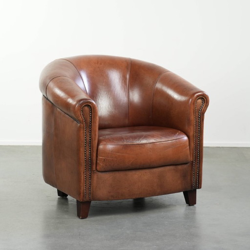 Magnifique fauteuil club vintage de style anglais en peau de mouton aux superbes couleurs profondes.