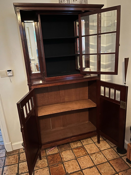 Dieses antike Sideboard wurde im Jugendstil / Art Nouveau entworfen