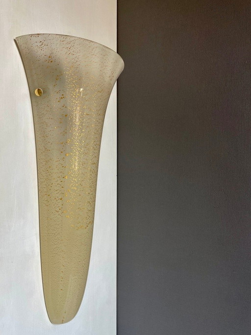 Vetreria Vistosi Murano, grande lampada da parete singola, vetro artistico con inclusioni dorate. Italia, fine anni &#39;90, ini