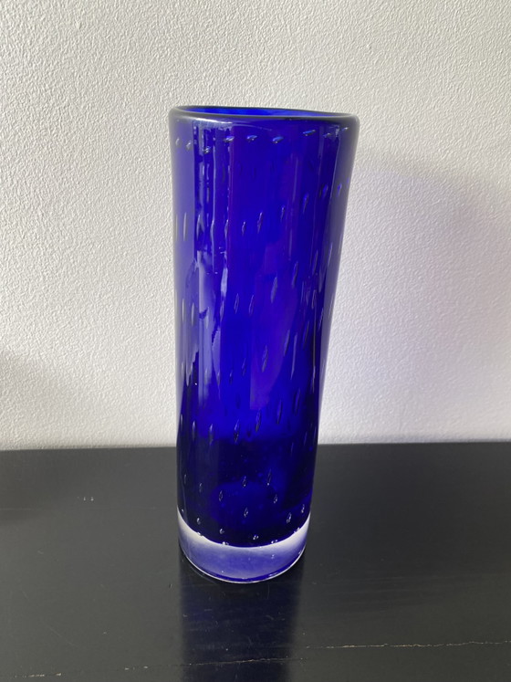 Grote vintage kobaltblauwe Scandinavische vaas van bubbelglas van het merk Magnor. – Vazen (photo 5 of 15)