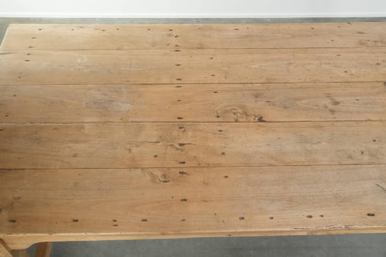 Image 1 of Wunderschöner antiker Esstisch aus Kiefernholz im Landhausstil für 6 bis 8 Personen in einer schönen hellen Farbe.