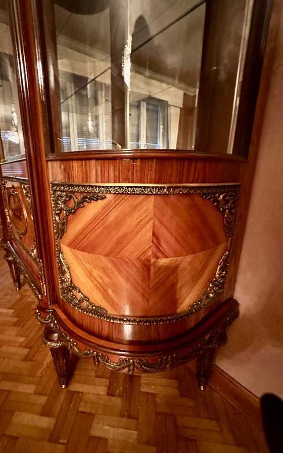 Image 1 of Vitrine JP Ehalt (Vitrine argentée) - Style Louis XIV - Vintage années 70 - Meubles Ehalt