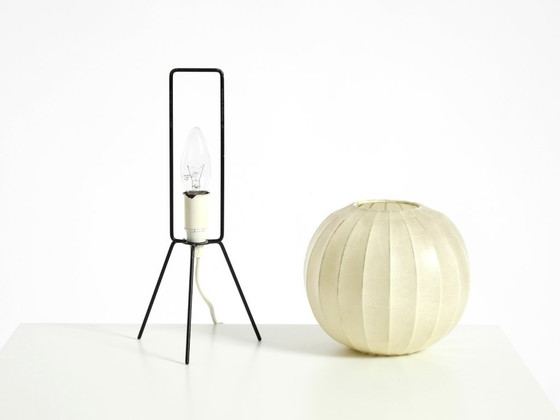 Image 1 of Rarissima e bellissima lampada da tavolo a bozzolo con treppiede in stile Mid-Century Modern.