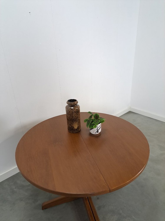 Image 1 of Round extendable dining table Thonet