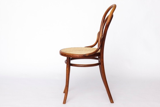 Image 1 of Silla Thonet n.° 14 antigua: emblemática silla de madera curvada con asiento de caña de las cafeterías vienesas.