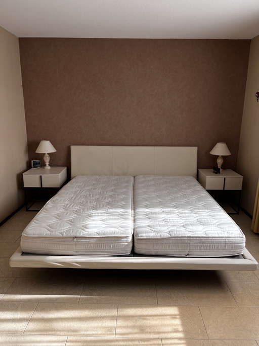 Tweepersoons bed van Bonaldo (wit leer)