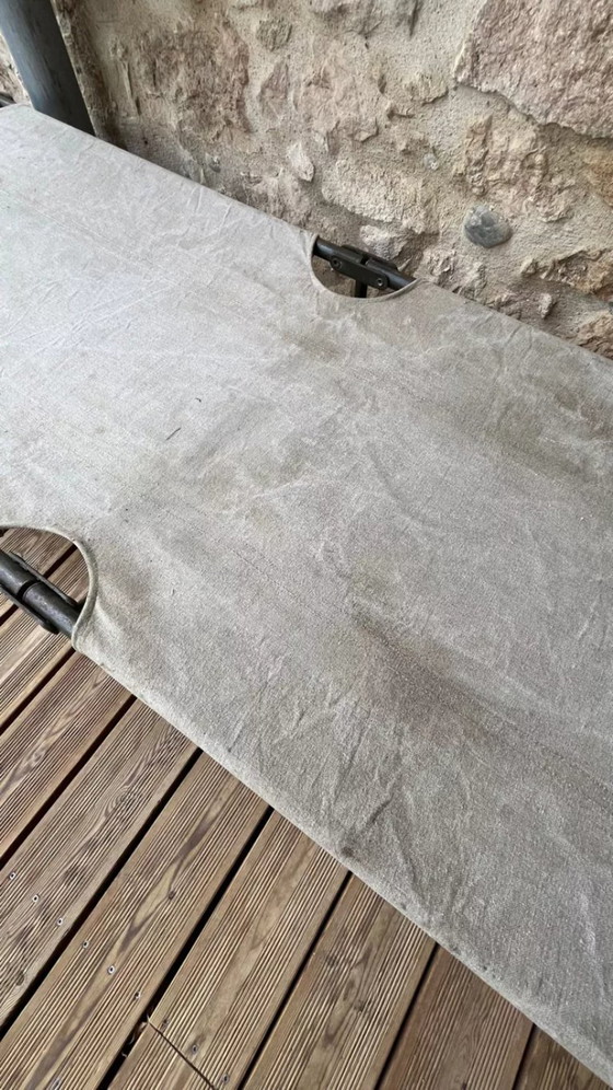 Image 1 of Vintage opklapbaar militair veldbed van kaki groen canvas en metaal.