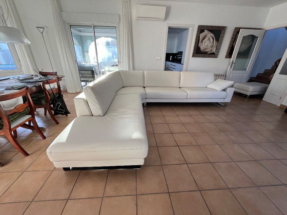 Image 1 of Rolf Benz EGO Ecksofa in weißem Leder mit zwei passenden Hockern – Neuwertiger Zustand