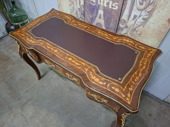 Image 1 of Scrivania antica in stile barocco, con intarsi. Dimensioni: 122x61 cm e altezza 79 cm.