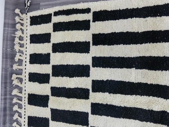 Image 1 of Tapis artisanal blanc-noir fait main 250cmx150cm 
