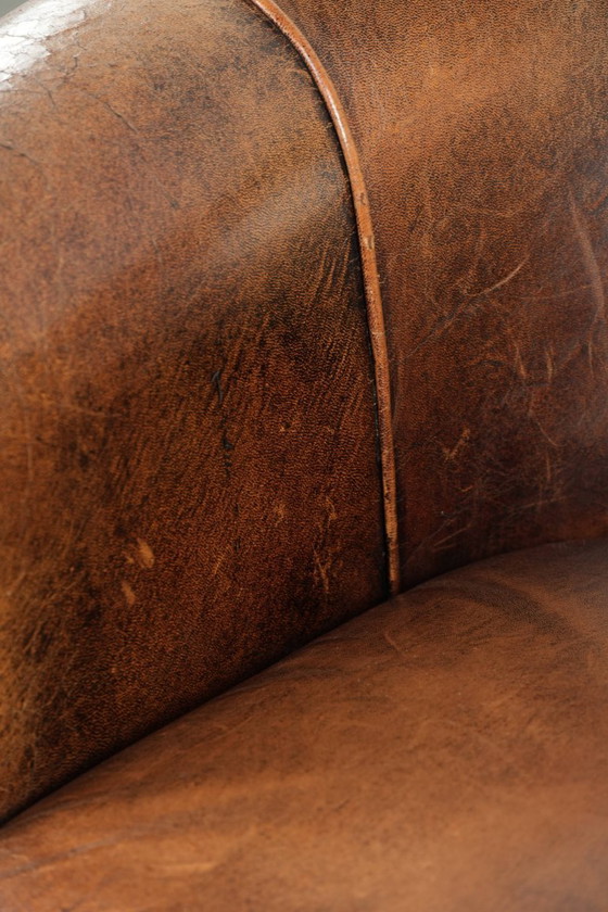 Image 1 of Karaktervolle en comfortabele clubfauteuil gemaakt van schapenleer met een vast zitkussen en uitmuntende kleuren
