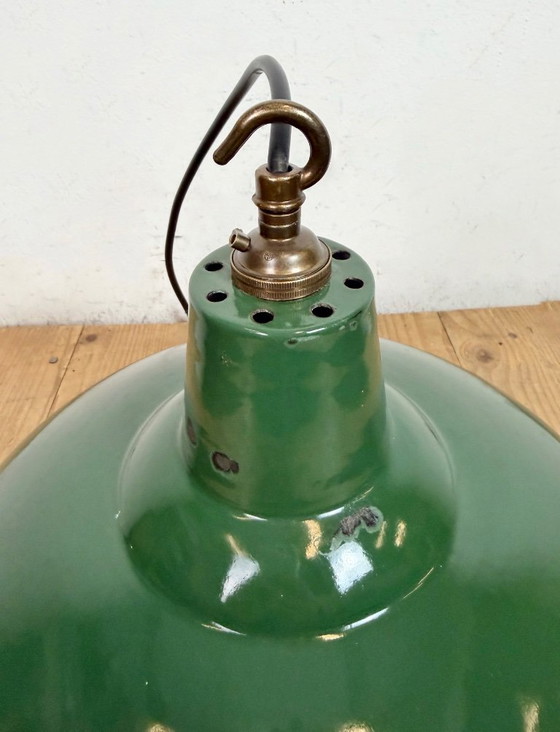 Image 1 of Suspension industrielle britannique en émail vert, années 1960