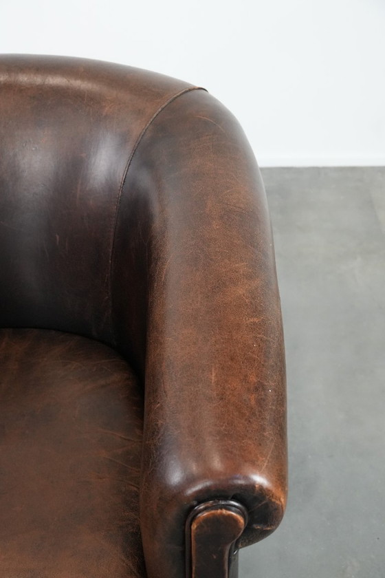 Image 1 of Karaktervolle clubfauteuil gemaakt van schapenleer met een mooi patina
