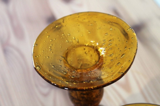 Image 1 of Een paar BIOT kaarsenstandaards van amberkleurig glas.