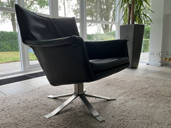 Sillón giratorio Djenne del diseñador Gerard van den Berg. – Design on Stock, Sillones, Leather, Metal (photo 3 of 5)