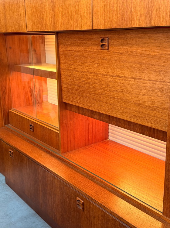 Image 1 of Mueble de pared danés de teca de estilo moderno de mediados de siglo.