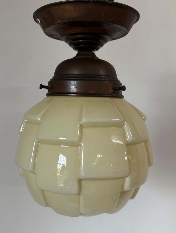 Image 1 of Lámpara colgante Art Déco antigua Thabur 'Alcachofa' color crema con aplique de cobre.