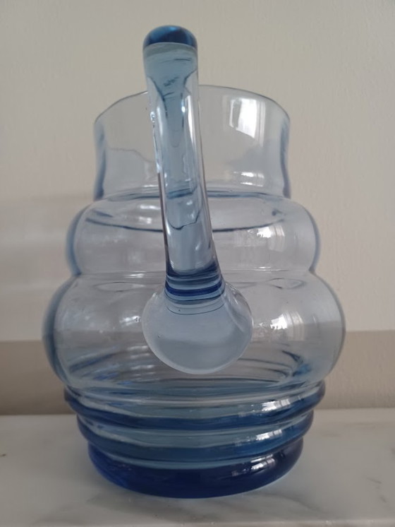 Image 1 of Vintage Art Deco stijl geribbelde blauwe glazen kan.