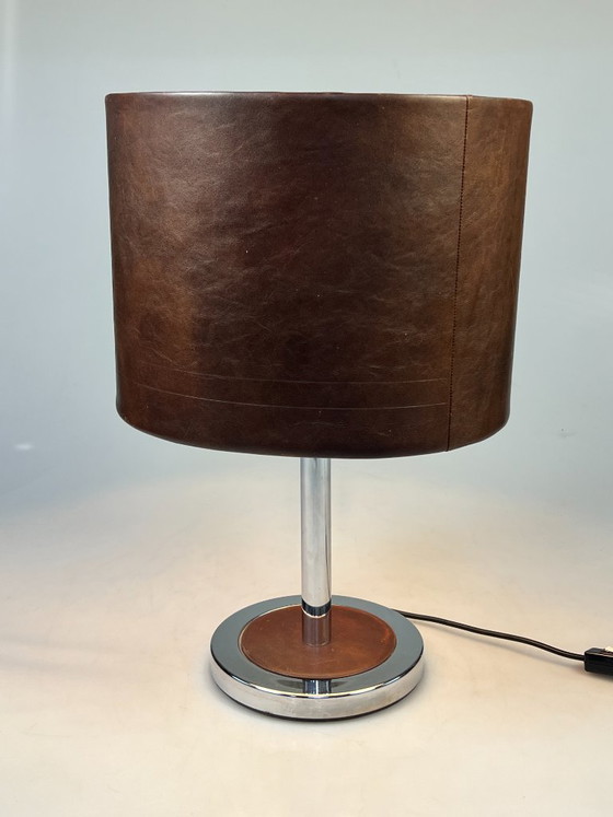 Image 1 of Lampe de table/lampe de chevet vintage, pied chromé et abat-jour en cuir. Années 1970
