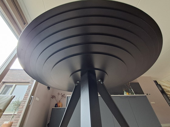Image 1 of Belly ronde eetkamertafel van Kees Marcelis