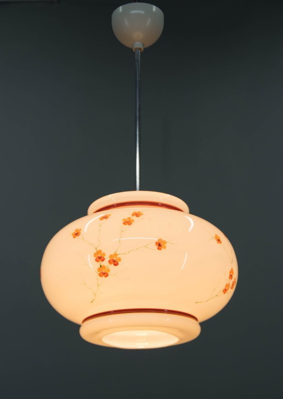 Image 1 of Hanglamp van melkglas, handbeschilderd, uit de jaren 70, vintage stijl uit het midden van de 20e eeuw.