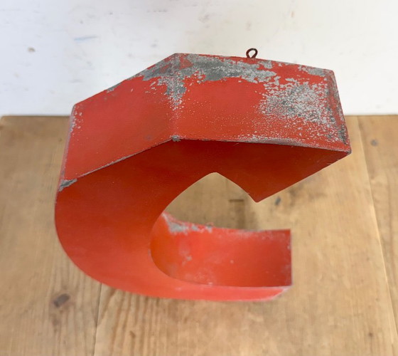 Image 1 of Lettera C in ferro rosso vintage, anni '70