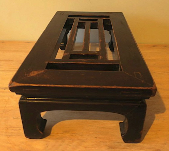 Mesa baja china antigua con tablero calado y patas de pezuña de caballo, c.1900, Mesas de centro, Madera (foto 10 de 13)