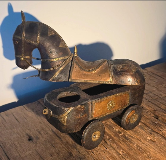 Image 1 of Esclusivo set di 3 cavalli vintage in legno su ruote – di dimensioni crescenti