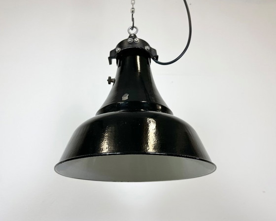 Image 1 of Industrielle Bauhaus-Pendelleuchte aus schwarzem Emaille, 1930er Jahre