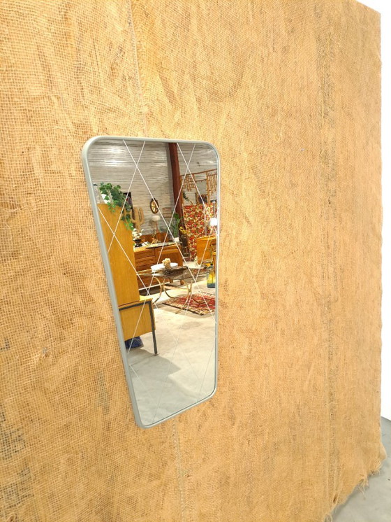 Image 1 of Spiegel met grijze kunststof rand en witte lijnen in het glas
