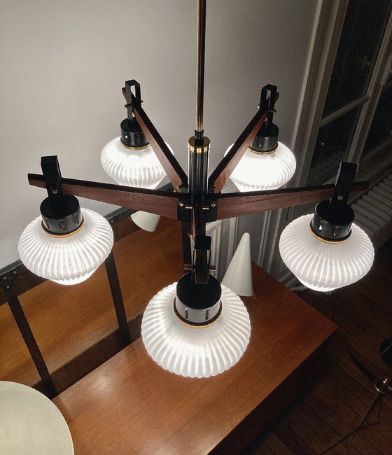 Image 1 of Lampadario italiano d'epoca in teak, ottone e vetro opalino