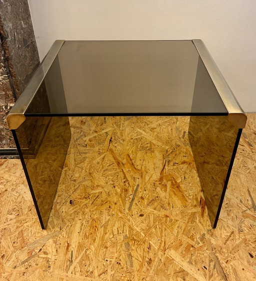 Petite table d'appoint Galotti & Radice (dans le gout de) (Italie). Laiton et tablette fumée