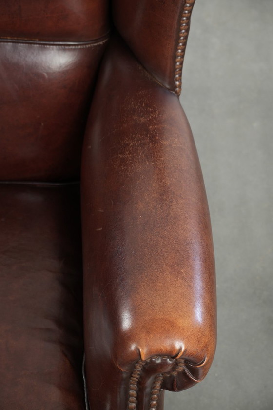 Image 1 of Elegante poltrona vintage con schienale alto in pelle di pecora, dal look inglese senza tempo, rifinita con borchie decorative.