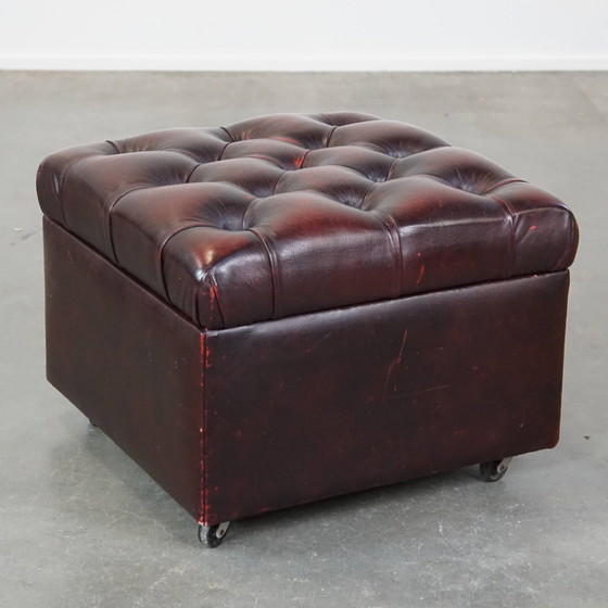 Image 1 of Rode Rundleren Chesterfield Hocker Op Wieltjes