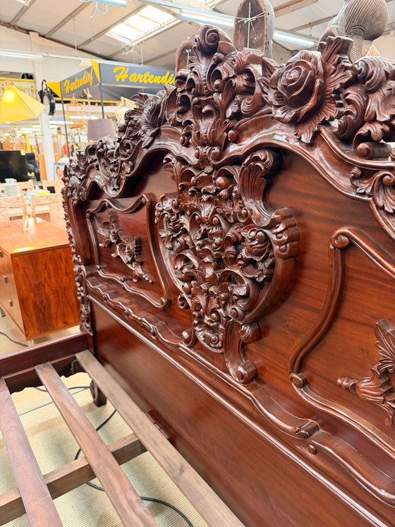 Lit King Size Néo-Baroque richement sculpté avec tables de chevet assorties – Meubles, Wood (photo 9 of 10)