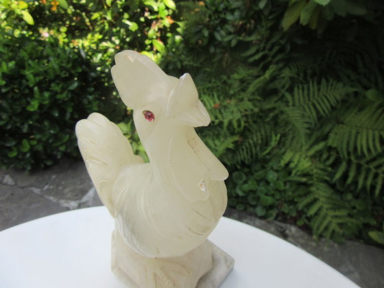 Image 1 of Figurine de coq cockrill fabriquée à la main en onyx blanc translucide ou en albâtre