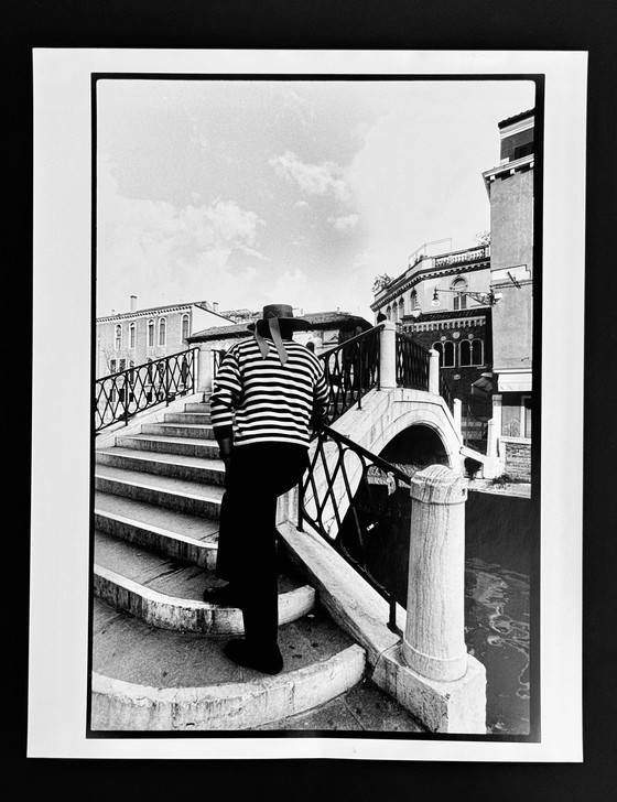 Image 1 of Michel Pinel ( 1949 ) grande photographie 50cm x 40cm / Venise les gondoliers