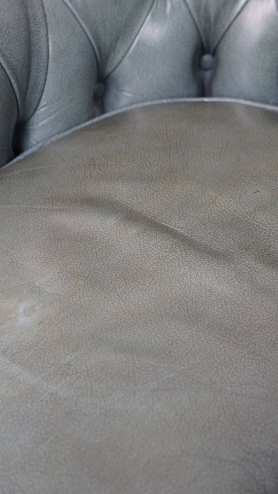 Image 1 of Blauwe chesterfield fauteuil gemaakt van rundleer in Engelse stijl met siernagels